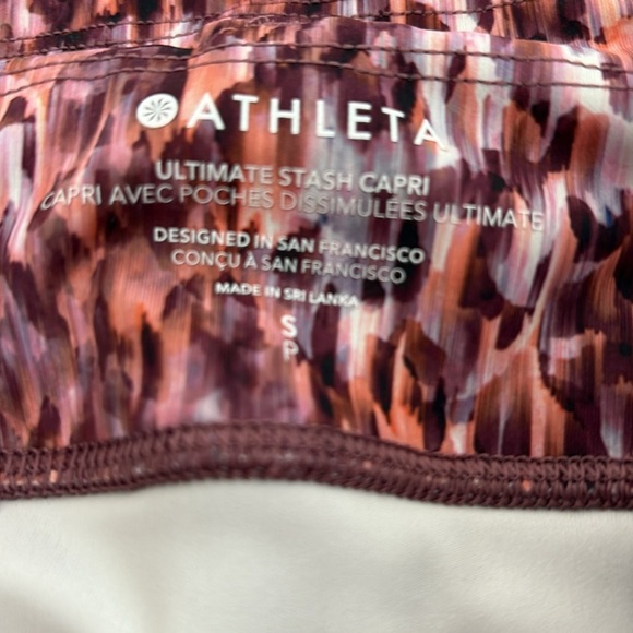 Athleta ULTIMATE STASH CAPRI in Flare Abstract Maroon - Picture 4 of 6